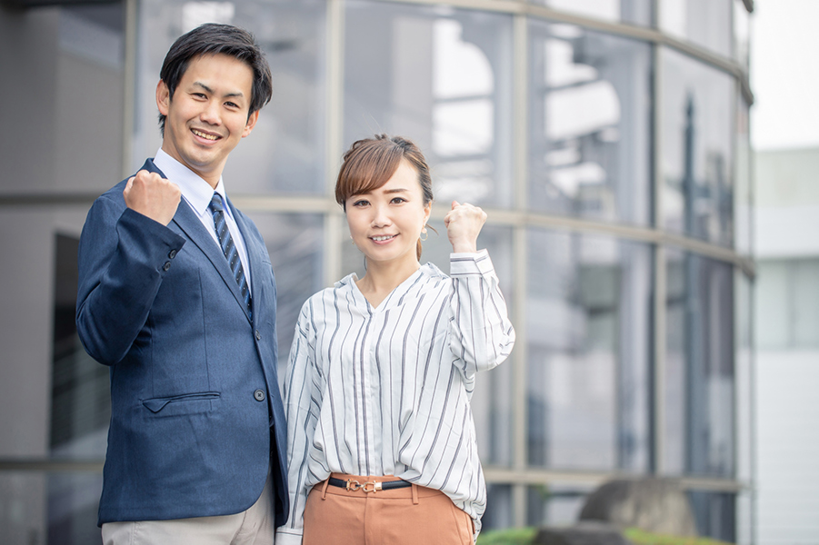 やる気溢れる男女若手社員　イメージ画像